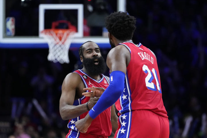NBA: Ο Τζέιμς Χάρντεν μοίρασε 48 πόντους με ασίστ κόντρα στους Κλίπερς και δείχνει να βρίσκει χημεία με τον Εμπίντ