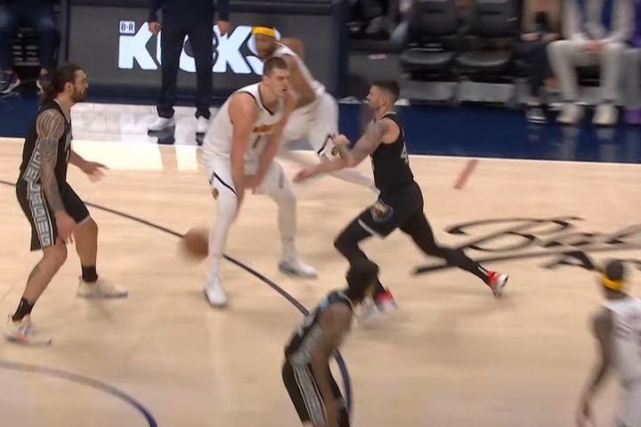 NBA: Ο Γιόκιτς έβγαλε τρελή πάσα περνώντας την μπάλα ανάμεσα από τα πόδια του στην κορυφή του Top-10