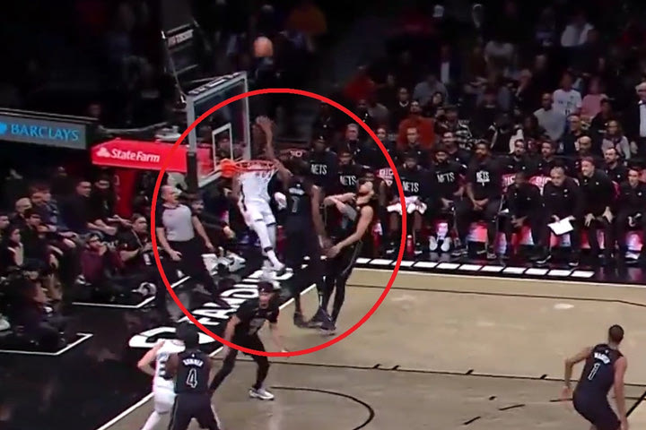 NBA: Ο Τζρου Χόλιντεϊ έγινε… Κόμπι Μπράιαντ και έβαλε το σουτ της χρονιάς πίσω από τη μπασκέτα, με δύο αμυντικούς πάνω του