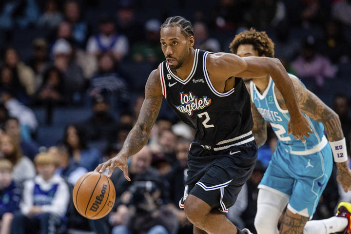 NBA: Ονειρεμένη επιστροφή του Κουάι Λέοναρντ με νικητήριο καλάθι, οι Κλίπερς άλωσαν με 119-117 την Σάρλοτ