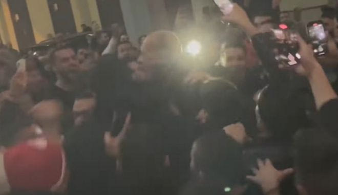 Η υποδοχή των οπαδών του Ολυμπιακού στην ομάδα μετά την νίκη επί του Παναθηναϊκού στο ΟΑΚΑ
