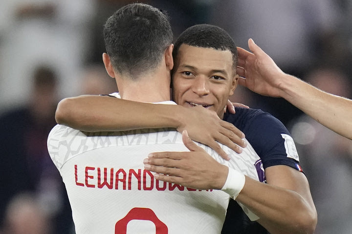 Μουντιάλ 2022, Γαλλία – Πολωνία: Η fair play αγκαλιά του Εμπαπέ στον Λεβαντόβσκι μετά τον γαλλικό θρίαμβο