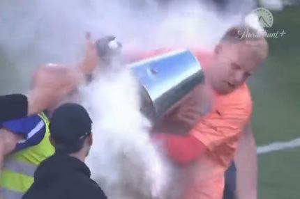 Χαμός στο ποδοσφαιρικό ντέρμπι της Μελβούρνης: Εισβολή οπαδών, ξύλο και κουβάς σε γκολκίπερ που επέστρεψε φωτοβολίδα στην κερκίδα