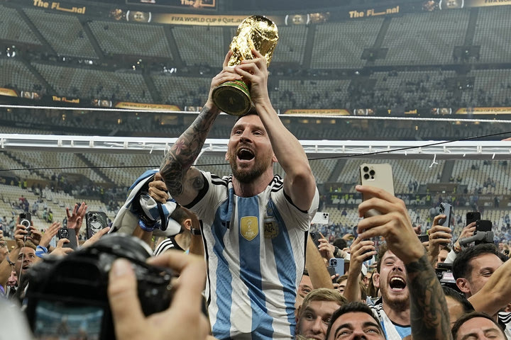 Ο Μέσι δεν κρατούσε το αυθεντικό τρόπαιο στη δημοφιλέστερη φωτογραφία όλων των εποχών