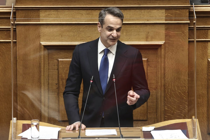 Μητσοτάκης στη Βουλή: “Κι εγώ θέλω να καρφώνω σαν τον Αντετοκούνμπο, αλλά δεν μπορώ”