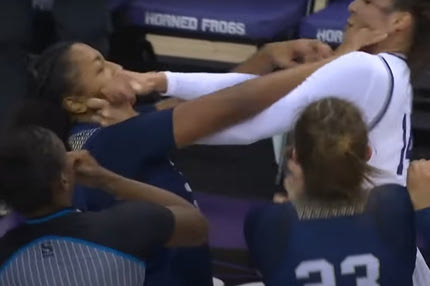 NCAA: Μαλλιοτραβήγματα, γροθιές και οκτώ αποβολές παικτριών σε αγώνα του κολεγιακού