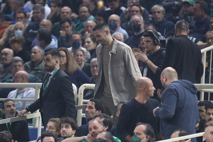 Ο Ιωάννης Παπαπέτρου στο πρώην σπίτι του για το Παναθηναϊκός – Ολυμπιακός