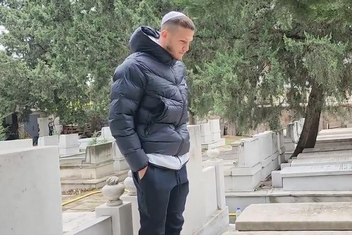 Ο Ραμί Γκέρσον της Μακάμπι Χάιφα επισκέφτηκε τον τάφο του παππού του στο εβραϊκό κοιμητήριο στη Θεσσαλονίκη