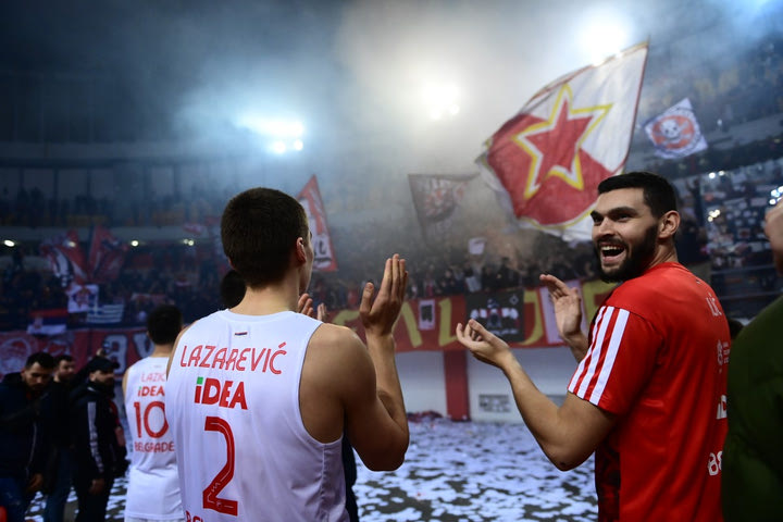 Το χειροκρότημα και το ευχαριστώ του Ερυθρού Αστέρα στα ελληνικά