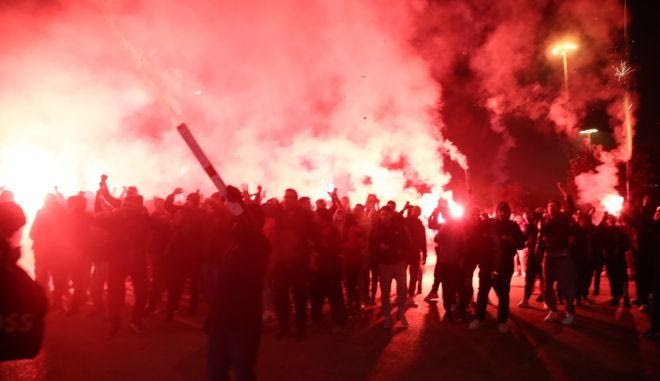 Χαμός στο ΣΕΦ: Ο Μπαρτζώκας και οι παίκτες του Ολυμπιακού τραγουδούν “είσαι στο μυαλό κάτι μαγικό”