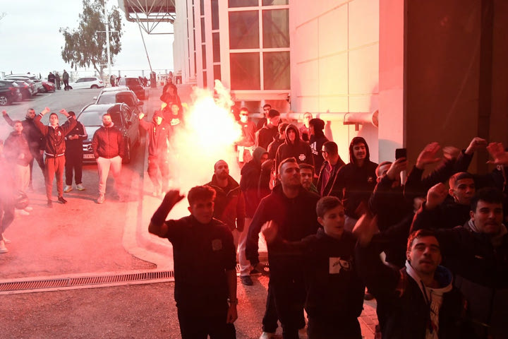 Ο Παναθηναϊκός έφυγε από το ΟΑΚΑ με προορισμό το ΣΕΦ με αποθέωση από 50 οπαδούς του