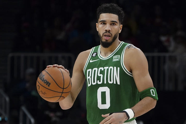 NBA, τα αποτελέσματα της βραδιάς: Ο Τέιτουμ εκτέλεσε με 41 πόντους τους Χόρνετς, τρελή νίκη των Χιτ με alley oop του Μπάτλερ