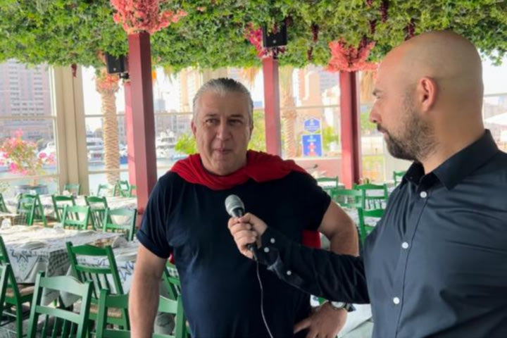 Το ελληνικό εστιατόριο που επισκέφτηκε ο Ντε Πολ με θέα το τεχνητό νησί της Ντόχα