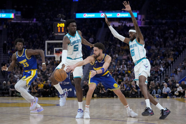 NBA: Άλλη ομάδα οι Γουόριορς στο Chase Center, νίκη και χωρίς τον Μπούκερ για τους Σανς