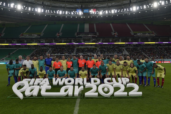 Μουντιάλ 2022: 24 εργάτες έπαιξαν με θρύλους του ποδοσφαίρου και διαιτητή τον Ινφαντίνο