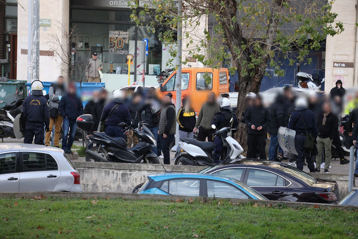 Δολοφονία Άλκη: Στο εδώλιο οι 12 κατηγορούμενοι, τους υποδέχτηκαν με γιουχαΐσματα