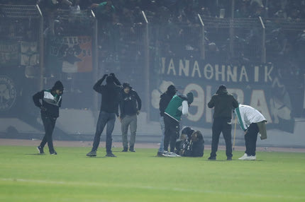 Λεβαδειακός – Παναθηναϊκός: Σκηνές χάους, λιποθυμίες φιλάθλων μετά από νέα ρίψη δακρυγόνων στο ημίχρονο