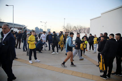 ΑΕΚ: Αποθεωτική υποδοχή από φίλους των κιτρινόμαυρων στο αεροδρόμιο Ιωαννίνων