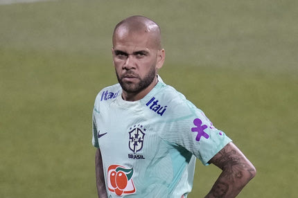 Ο Ντάνι Άλβες υπογράφει αυτόγραφα στη φυλακή, κανείς δεν τον αποκαλεί “βιαστή”