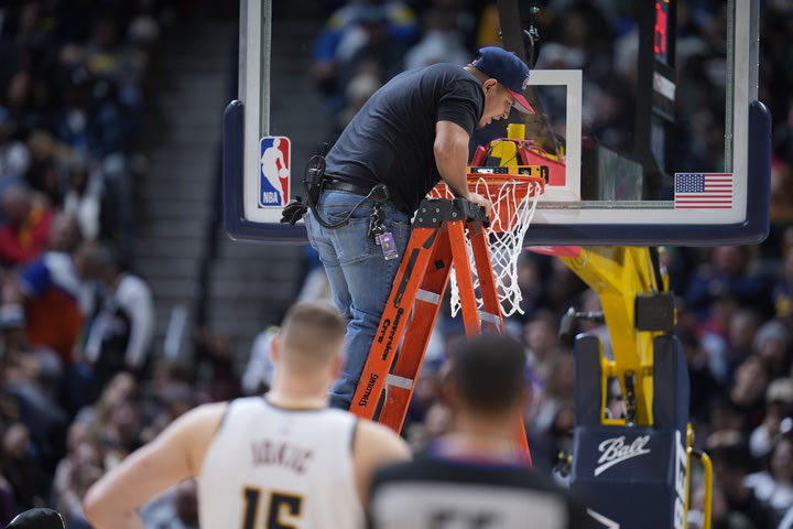NBA, Μπόστον Σέλτικς: Ο Ρόμπερτ Γουίλιαμς κάρφωσε και στράβωσε την στεφάνη