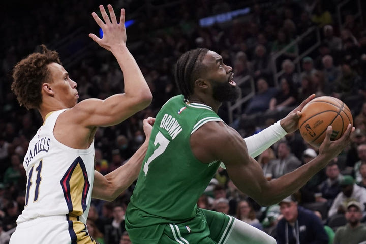 NBA: Μπράουν και Τέιτουμ φόρτωσαν με 72 πόντους το καλάθι των Πέλικανς