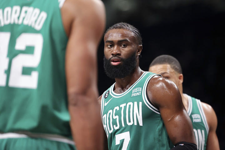 NBA: Αλύγιστοι οι Σέλτικς, άλωσαν το Τορόντο, παρά την απουσία του Τέιτουμ και τον τραυματισμό του Σμαρτ
