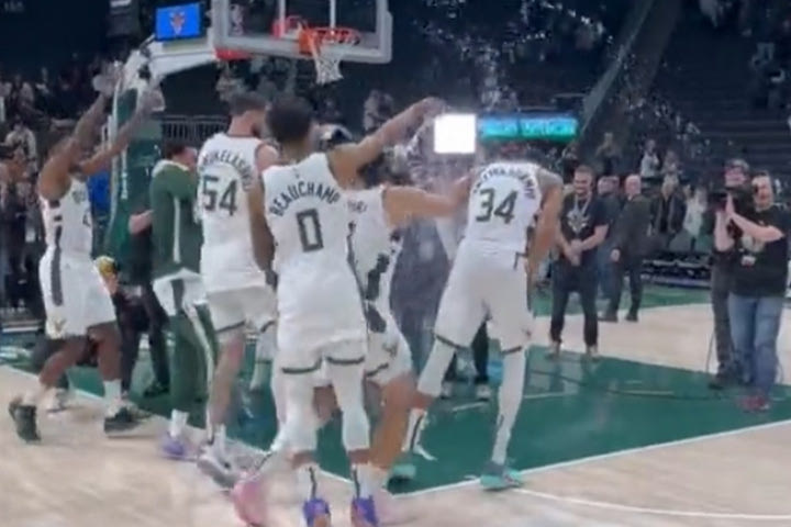 NBA, Γιάννης Αντετοκούνμπο: Το μπουγέλο των συμπαικτών του για την 50αρα του κόντρα στους Πέλικανς