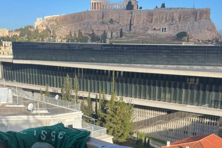 Παναθηναϊκός: Το ποστ του Σισέ με τις φανέλες του στο “τριφύλλι” και φόντο την Ακρόπολη