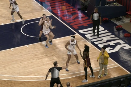 NCAA: Ντελιβεράς μπήκε στο παρκέ για να παραδώσει παραγγελία εν ώρα αγώνα