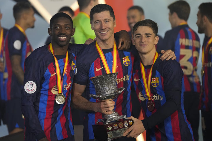 Η απονομή του Supercopa στην Μπαρτσελόνα
