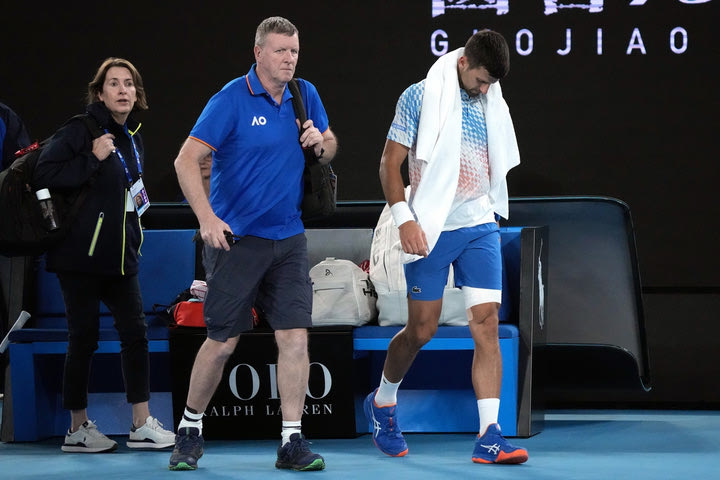 Australian Open: Ο Τζόκοβιτς αισθάνθηκε ενοχλήσεις στον αριστερό μηρό και αποσύρθηκε για λίγα λεπτά στα αποδυτήρια