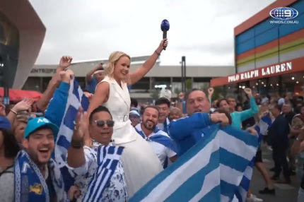 Τσιτσιπάς – Τζόκοβιτς: Πανζουρλισμός από τους Έλληνες φιλάθλους, σήκωσαν στα χέρια δημοσιογράφο