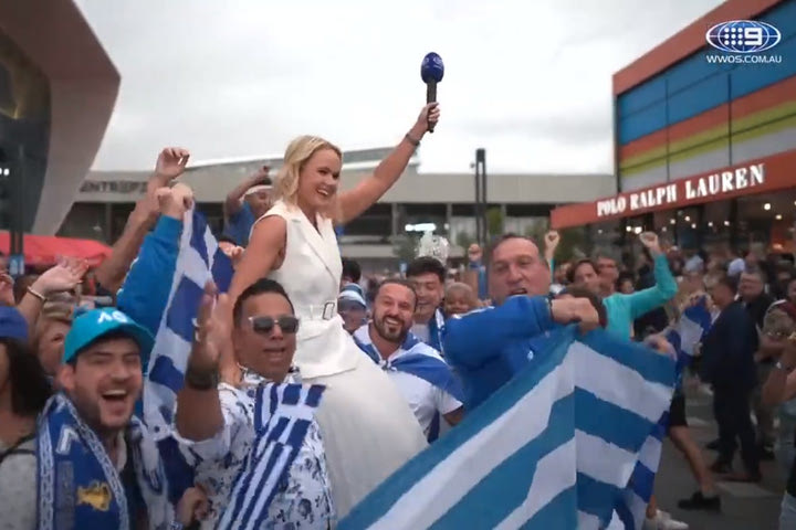 Τσιτσιπάς – Τζόκοβιτς: Πανζουρλισμός από τους Έλληνες φιλάθλους, σήκωσαν στα χέρια δημοσιογράφο