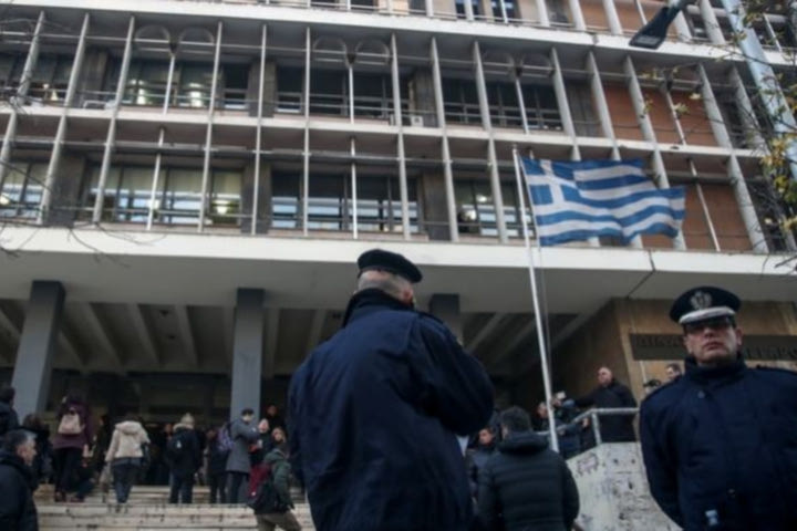 Άλκης Καμπανός: Συνθήματα έξω από τα δικαστήρια – “Για πάντα ζωντανός”