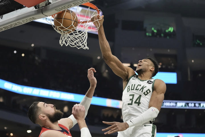 NBA: Θηρίο Γιάννης Αντετοκούνμπο, έκανε πόστερ τον Βαλαντσιούνας στο Νο3 του Top-10