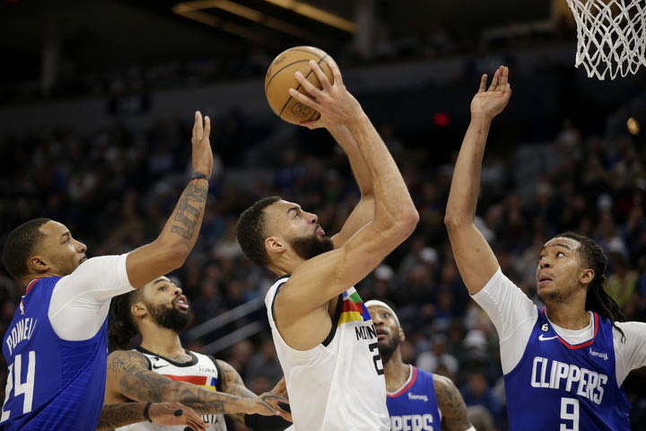 NBA, τα αποτελέσματα της βραδιάς: Οι Νικς κέρδισαν στο Τορόντο για πρώτη φορά μετά το 2015, ογκόλιθος ο Γκομπέρ