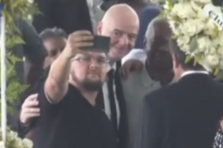 Πελέ: Ο Ινφαντίνο έβγαζε φωτογραφίες δίπλα από το φέρετρο