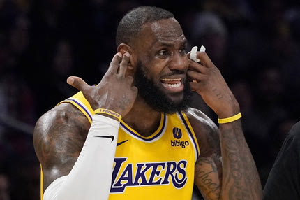 Οι διαιτητές το παρακάνουν στα ριπλέι, αλλά δεν μπορούν να ελέγξουν φάουλ όπως αυτό στον ΛεΜπρον