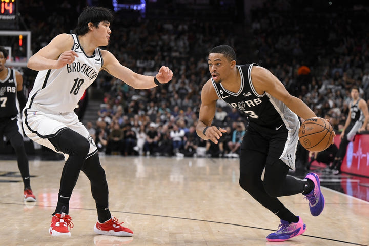 NBA, Σπερς – Νετς 106-98: Έλειπαν Ντουράντ – Ίρβινγκ, χόρευε ο Κέλντον Τζόνσον