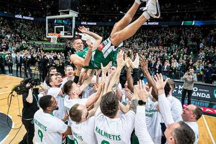 Ο Καλνιέτις αποθεώθηκε από τη Ζάλγκιρις και τους οπαδούς της στο τελευταίο του παιχνίδι