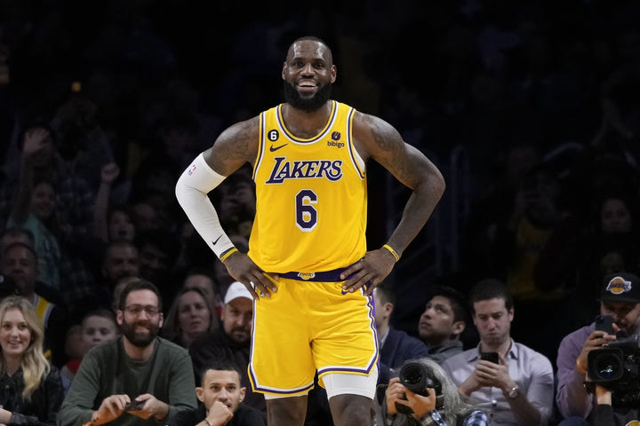 NBA: Ο ΛεΜπρόν Τζέιμς αποκάλεσε τον γιατρό που ανέλαβε την αποθεραπεία του ως τον “Λεμπρόν Τζέιμς των ποδιών”