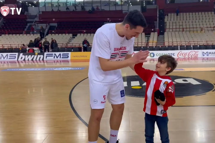 Ολυμπιακός: Το high five του Λαρεντζάκη με έναν πιτσιρικά και τα μαζεμένα αιτήματα παιδιών για φανέλες στο ματς με τον Άρη