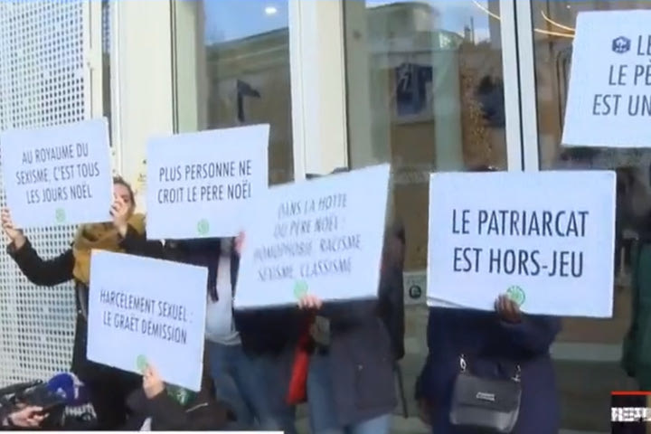 Πλήθος γυναικών διαδήλωσε έξω από τη γαλλική ομοσπονδία ποδοσφαίρου ζητώντας την παραίτηση του Λε Γκραέ