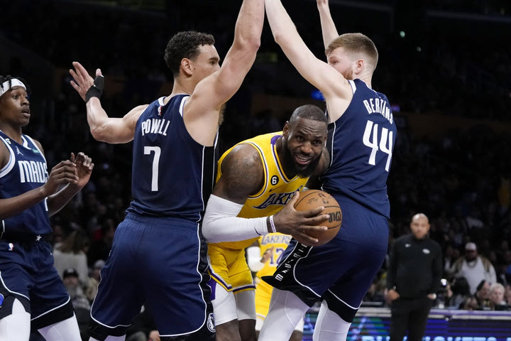 NBA, Λέικερς – Μάβερικς: Η λίγκα ανακοίνωσε ότι έγιναν 7 διαιτητικά λάθη στα κρίσιμα σημεία του αγώνα