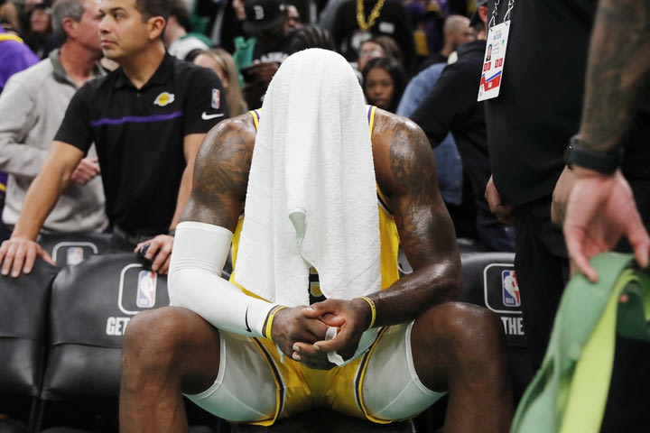NBA, ΛεΜπρόν Τζέιμς: Η απόγνωση του εξαντλημένου “Βασιλιά” μετά την ήττα από τους Σέλτικς
