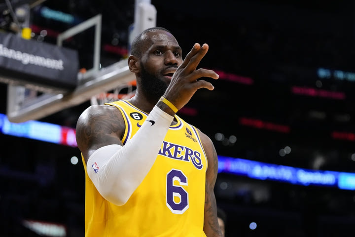 NBA, ΛεΜπρόν Τζέιμς: Έκανε δηλώσεις και οι συμπαίκτες του έκαναν ήχους… κατσίκας για να πουν πως είναι ο GOAT