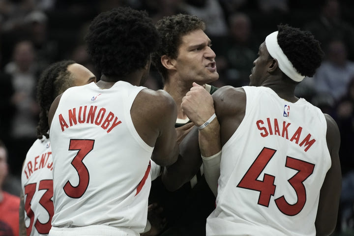 NBA, Μπακς – Ράπτορς: Μια αγκαλιά και κορδέλα προκάλεσαν την αποβολή του Μπρουκ Λόπεζ