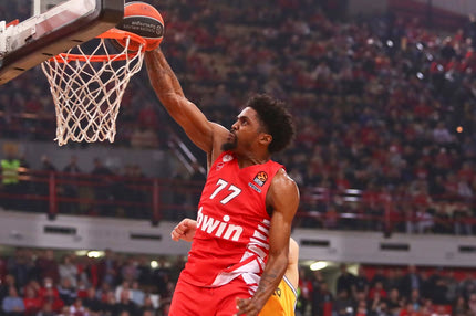 Ολυμπιακός – Μακάμπι: Το δυναμικό κάρφωμα του ΜακΚίσικ ξεσήκωσε το ΣΕΦ