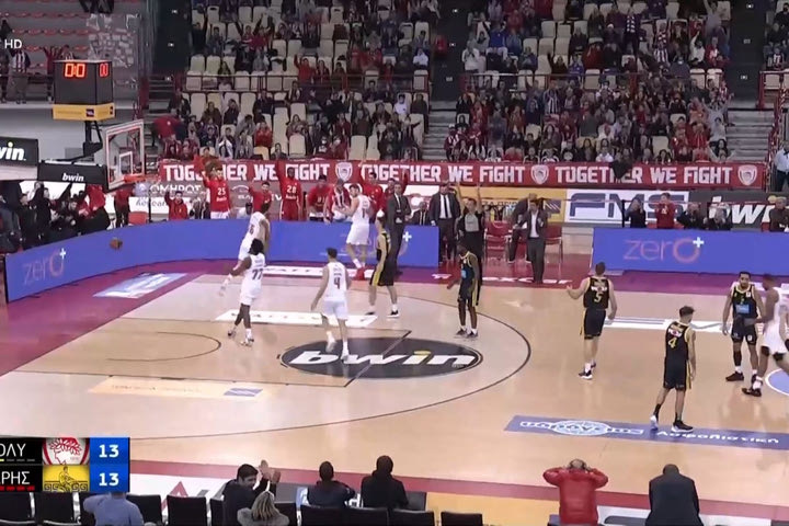 O ΜακΚίσικ έβαλε buzzer-beater τρίποντο με άλμα και ο Παναγιώτης Αγγελόπουλος πανηγύρισε πιάνοντας το κεφάλι του