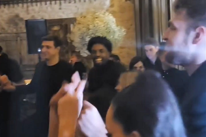 Κώστας Σλούκας, γάμος: ΜακΚίσικ, Γουόκαπ και Πίτερς χόρεψαν νησιώτικο